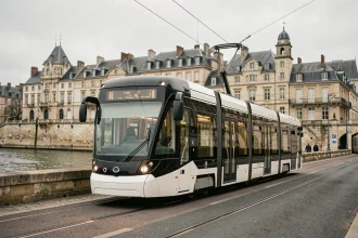 Tramway de Bordeaux longeant les quais de la Garonne avec les façades historiques en arrière-plan lors d'un week-end de visite
